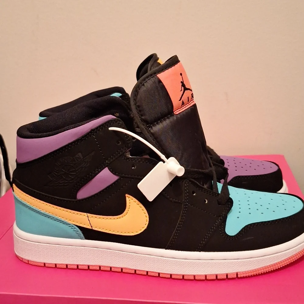 Sneakers - Picture 4 of 4